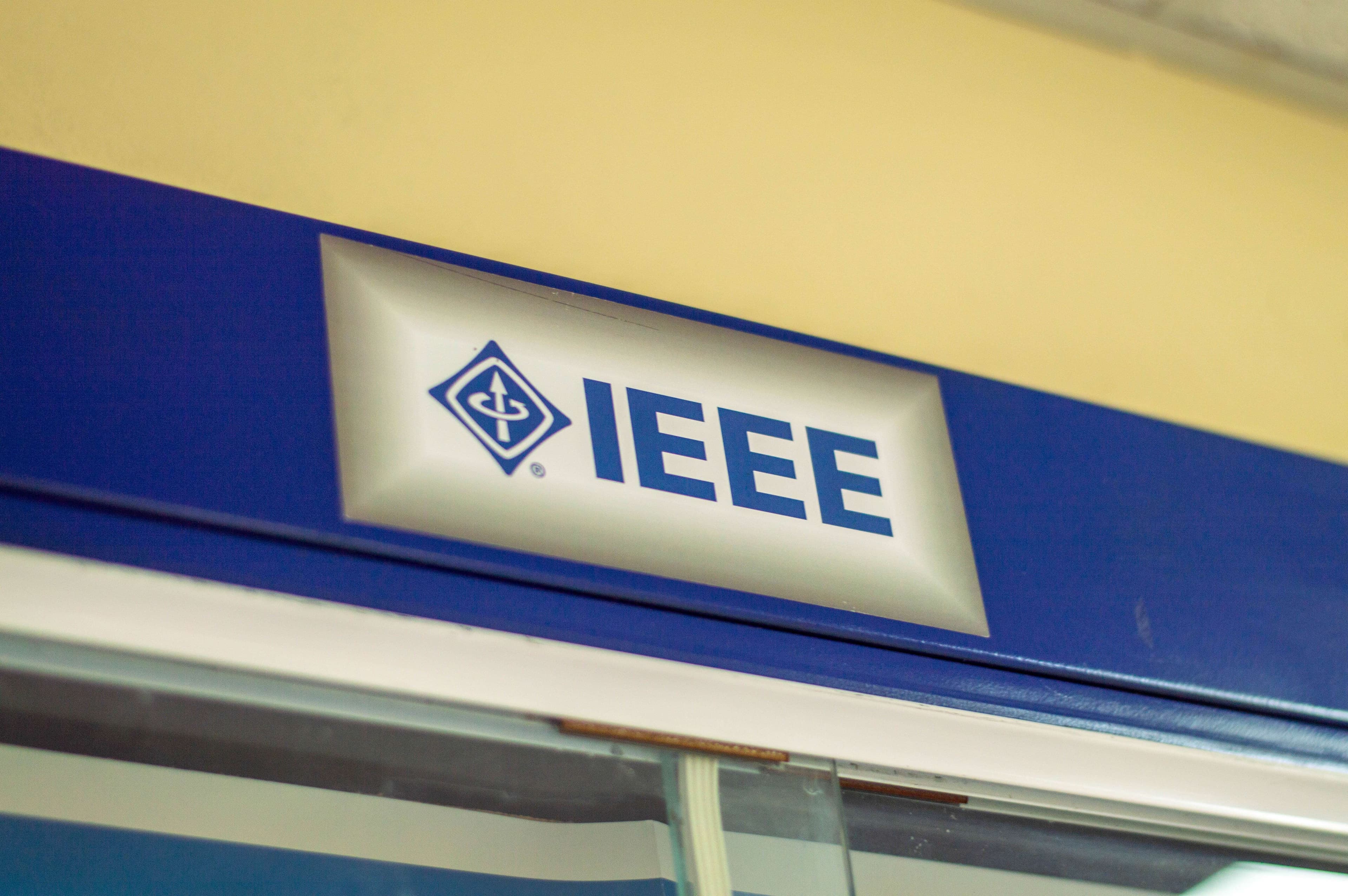 Φωτογραφία του λογότυπου IEEE Master Brand, από το γραφείο μας (ΖΒ006)